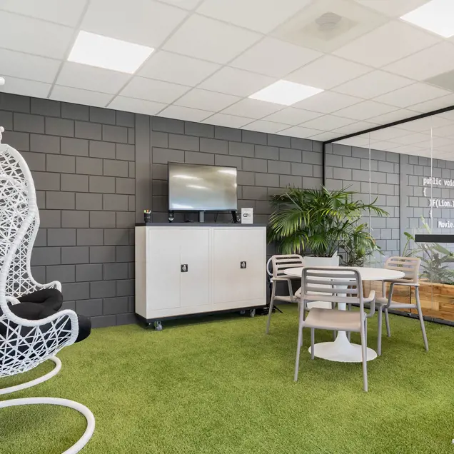 Het kantoor is ingericht met decoratie. Je kan hier dus echt je ei kwijt als je aan het werk bent.