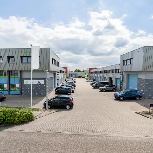Het pand is gelegen op een werkgebied ookwel industrieterein in Roelofarendsveen direct naast de bekende snelweg A4. Hierdoor erg makkelijk te bereiken.