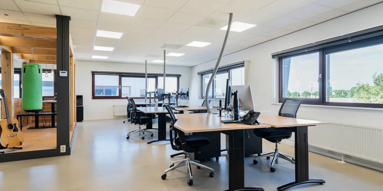 Ingerichte werkplek met 14 bureaus op het Veenderveld in Roelofarendsveen waar het goed bereikbaar is