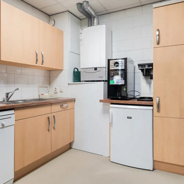 Dit is het keukentje die bij het kantoor behoort. Hier kan je lekkere koffie maken, de vaat doen en de koelkast gebruiken.